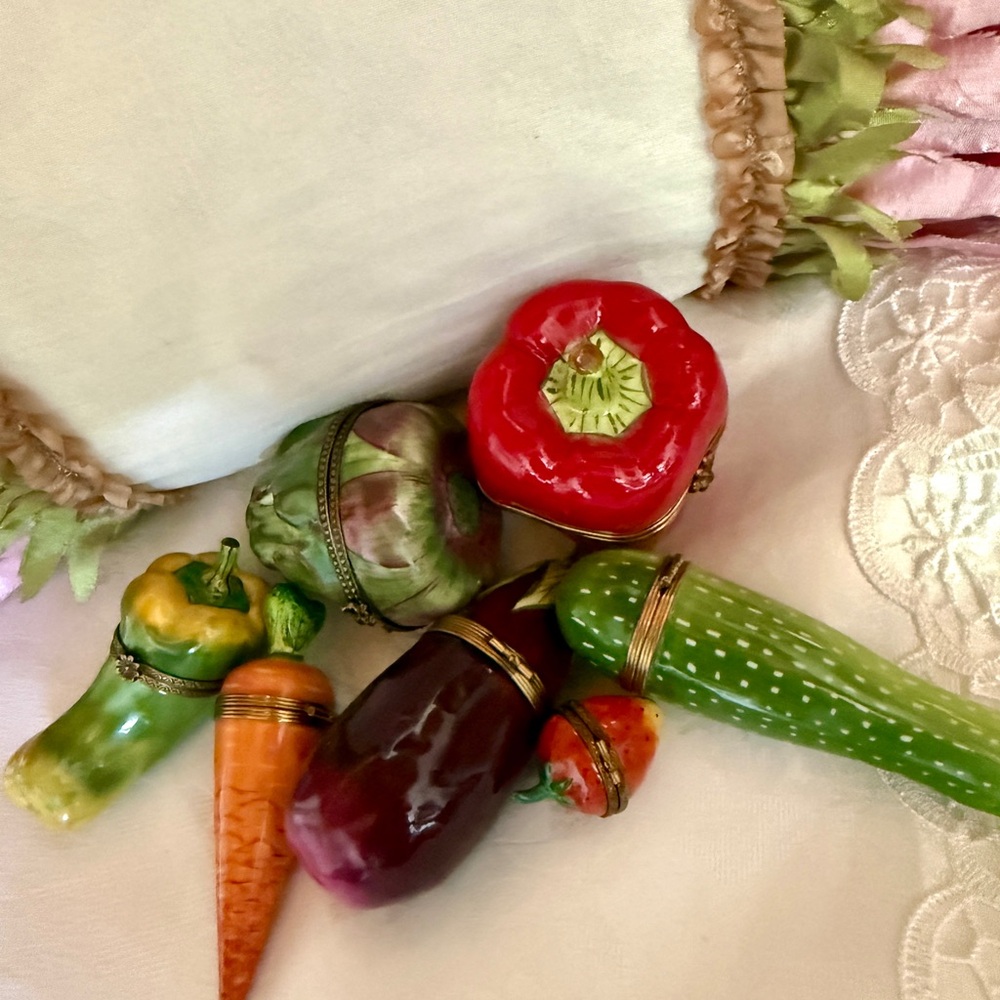 Limoges Hand-Painted Cornucopia of colorful vegetables. - Picture 8 of 8